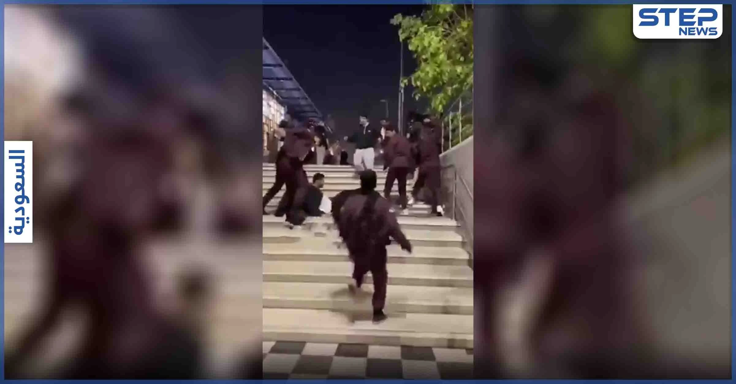 بالفيديو|| مشاجرة جماعية وضرب بالأيادي وتراشق بالألفاظ البذئية وسط مجمع بالرياض وردة فعل رجل تثير الجدل