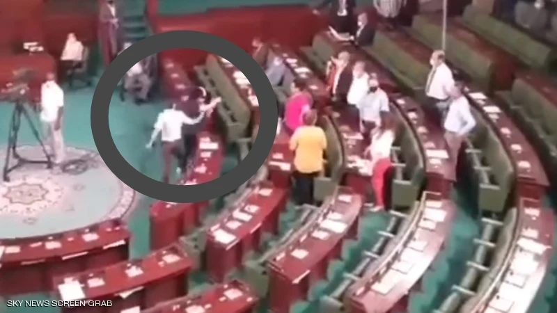 بالفيديو|| نائب تونسي يعنّف عبير موسي داخل قبة البرلمان لكماً وركلاً.. والجهات السياسية تعلق على "الفضيحة"