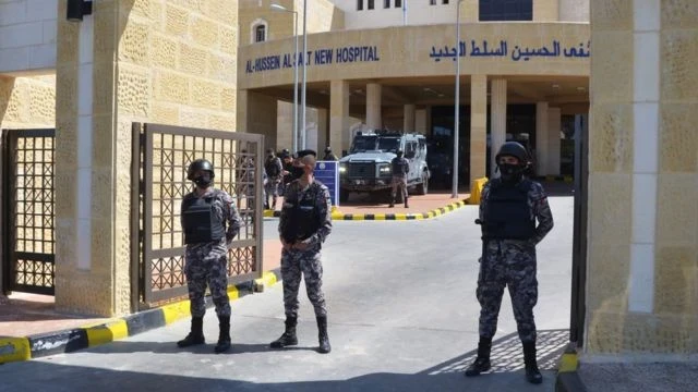 محكمة أردنية تبدأ النظر بمحاكمة 13 شخصاً متهمين بالتسبب بحادثة السلط