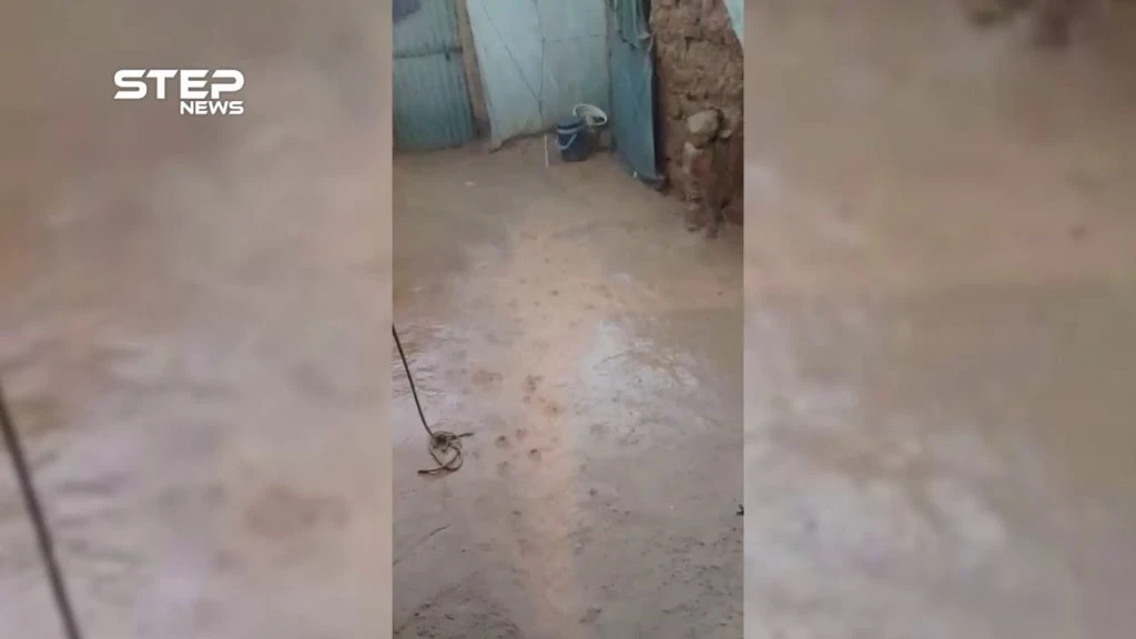 نازح في مخيم الركبان يوثق لحظة انغمار خيمته بمياه الأمطار
