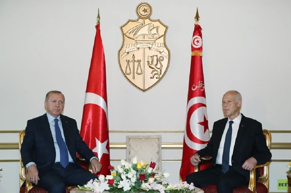 أردوغان يؤكد لـ قيس سعيد خلال اتصالٍ هاتفي 3 أمور.. والأخير يعفي وزيرين من منصبهما