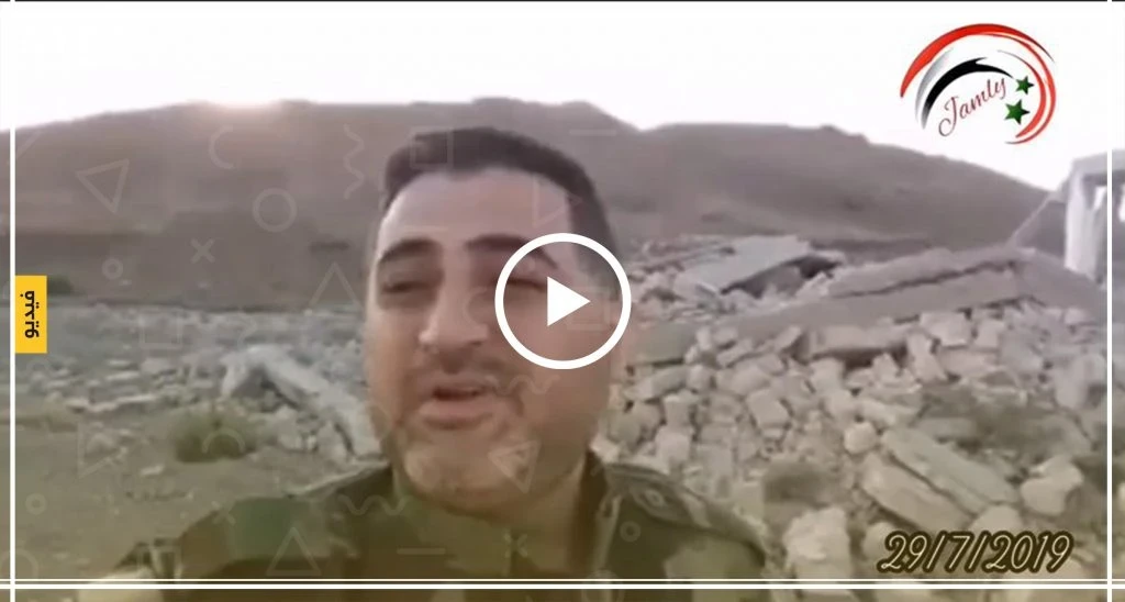 شاهد بالفيديو .. بعد اعتقاله وتعذيبه إعلامي الأسد "رئيف سلامة" على جبهات حماة