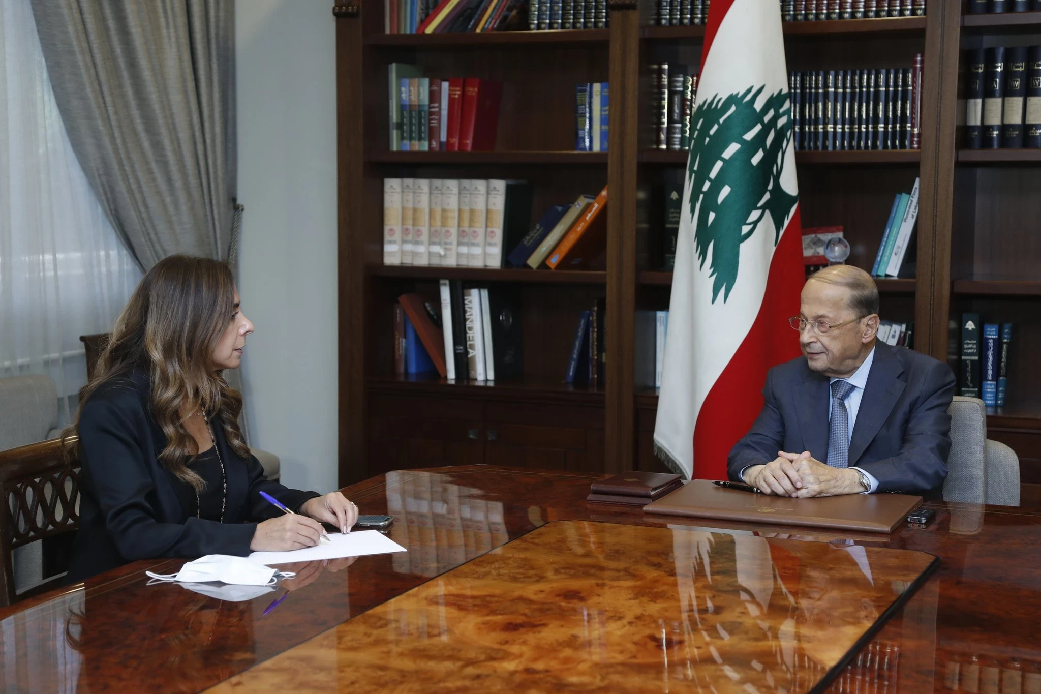 الرئيس اللبناني يوجه رسالة خطية إلى البابا فرنسيس.. ويناقش مع وزيرة الدفاع مسألة تتعلق بسوريا