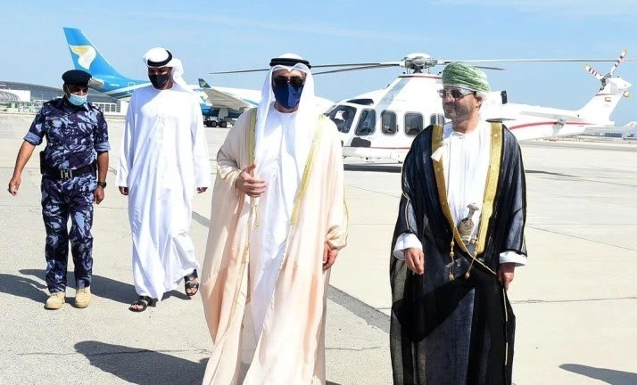 وزير الخارجية الإماراتي يصل إلى سلطنة عُمان في زيارة قصيرة