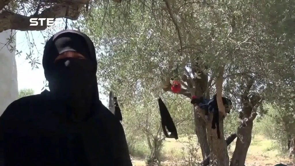 "استشهد زوجي بالقصف وأنا وأولادي عم نشتغل بالحطب لنأمن حياتنا" ... أم عدنان هذه قصتي