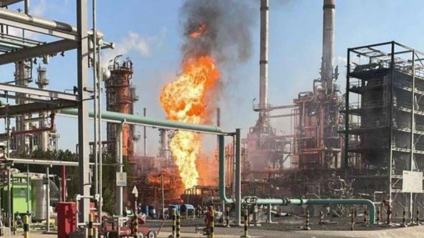 بالفيديو|| حرائق نفطية بالخليج.. الأول بأكبر منشأة للبترول بالكويت والثاني بدبي