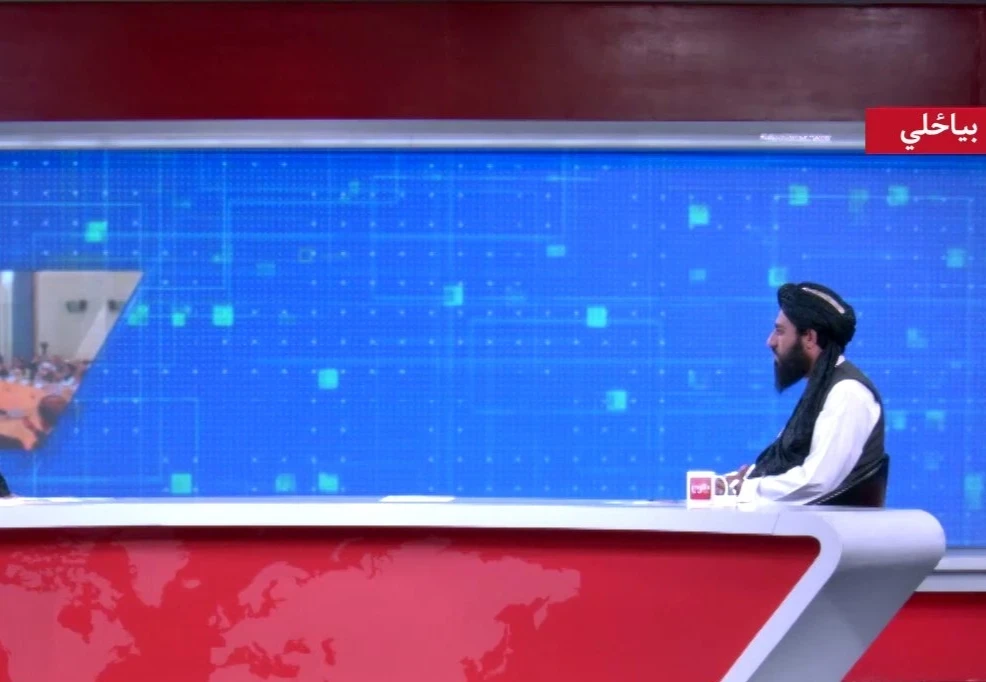 بالفيديو|| في خطوةٍ جريئة وغير مسبوقة.. مذيعة تجري مقابلة بشعرٍ شبه مكشوف مع مسؤول بحركة طالبان
