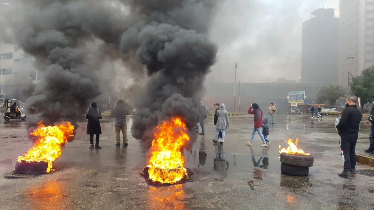 محتجون لبنانيون يقطعون الطرق في طرابلس لتحقيق مطالبهم
