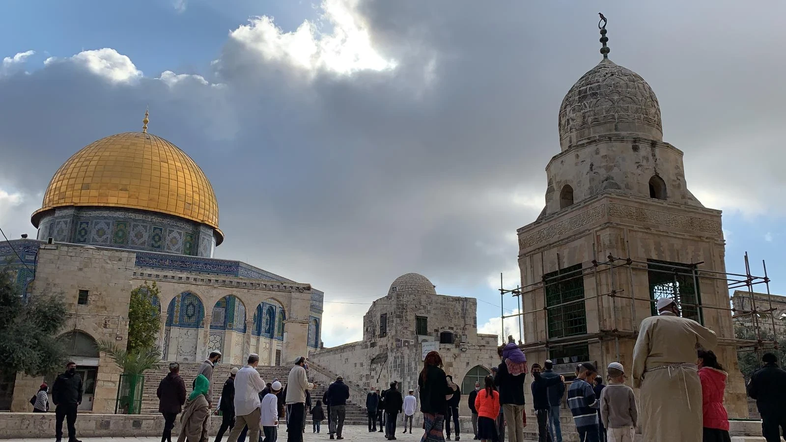 مئات المستوطنون يقتحمون باحات المسجد الأقصى بحماية من الشرطة الإسرائيلية
