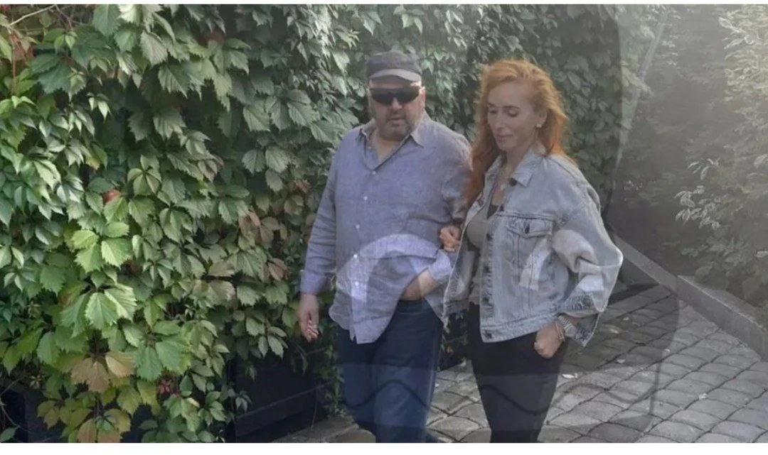 بعد إقالته والغموض حول مصيره.. صورة ظهرت فجأة لجنرال "يوم القيامة" مع زوجته