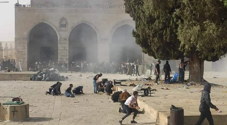 انسحاب الشرطة الإسرائيلية من المسجد الأقصى بعد 4 ساعات من اقتحامه ومحاولة تفريغه والفلسطينيون يعودون بهتافات "التكبير" (فيديو)