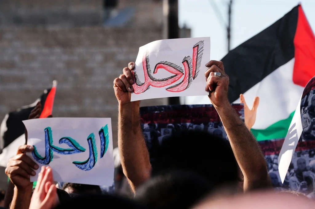 الأمن الفلسطيني يقمع احتجاجات طالبت برحيل عباس في الضفة الغربية (صور)