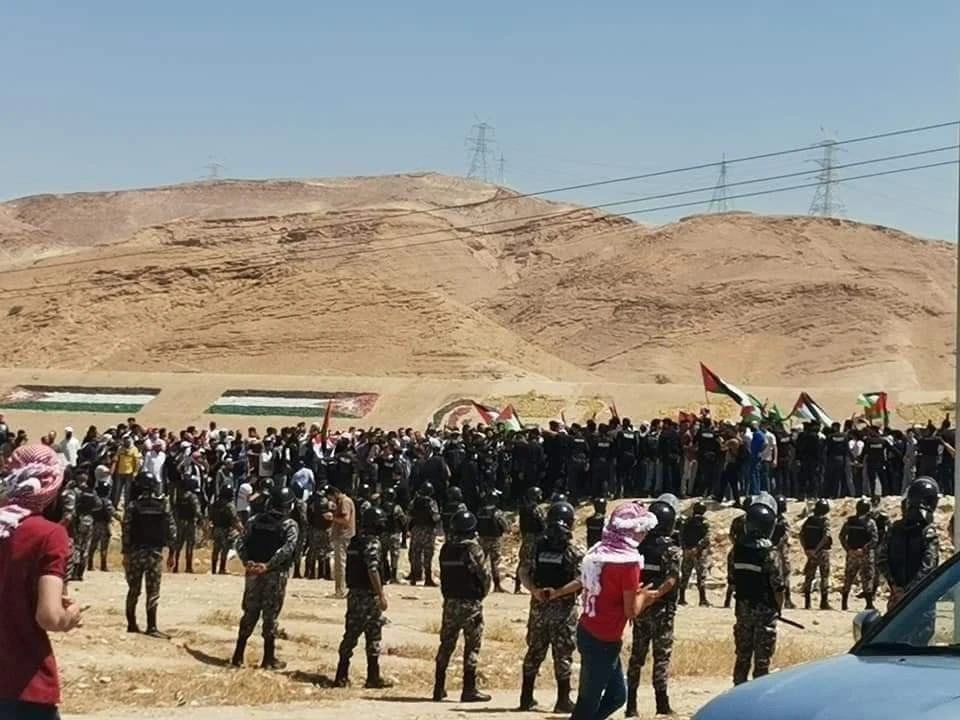 بالفيديو|| لحظة اجتياز الشعب الأردني السياج والدخول إلى الأراضي الفلسطينية لأول مرة بتاريخهم