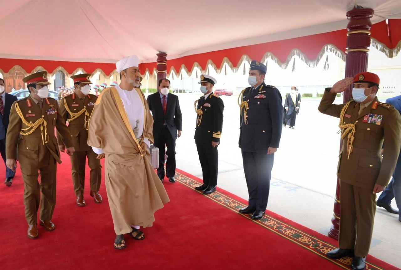 سلطان عُمان هيثم بن طارق يغادر البلاد في أول زيارة خارجية له منذ توليه الحكم إلى بلدٍ مجاور