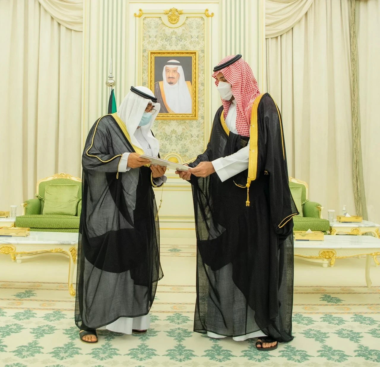 بالفيديو|| في أوّل زيارةٍ رسمية لولي العهد الكويتي.. محمد بن سلمان يتسلم رسالة خطية لخادم الحرمين من أمير الكويت