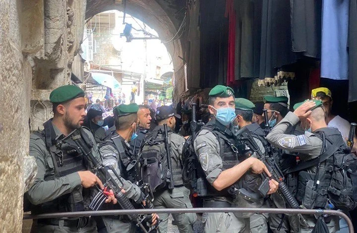 بالفيديو|| جندي إسرائيلي يدوس على رأس الطبيب الفلسطيني حازم الجولاني بعد إصابته خلال تنفيذ عملية طعن