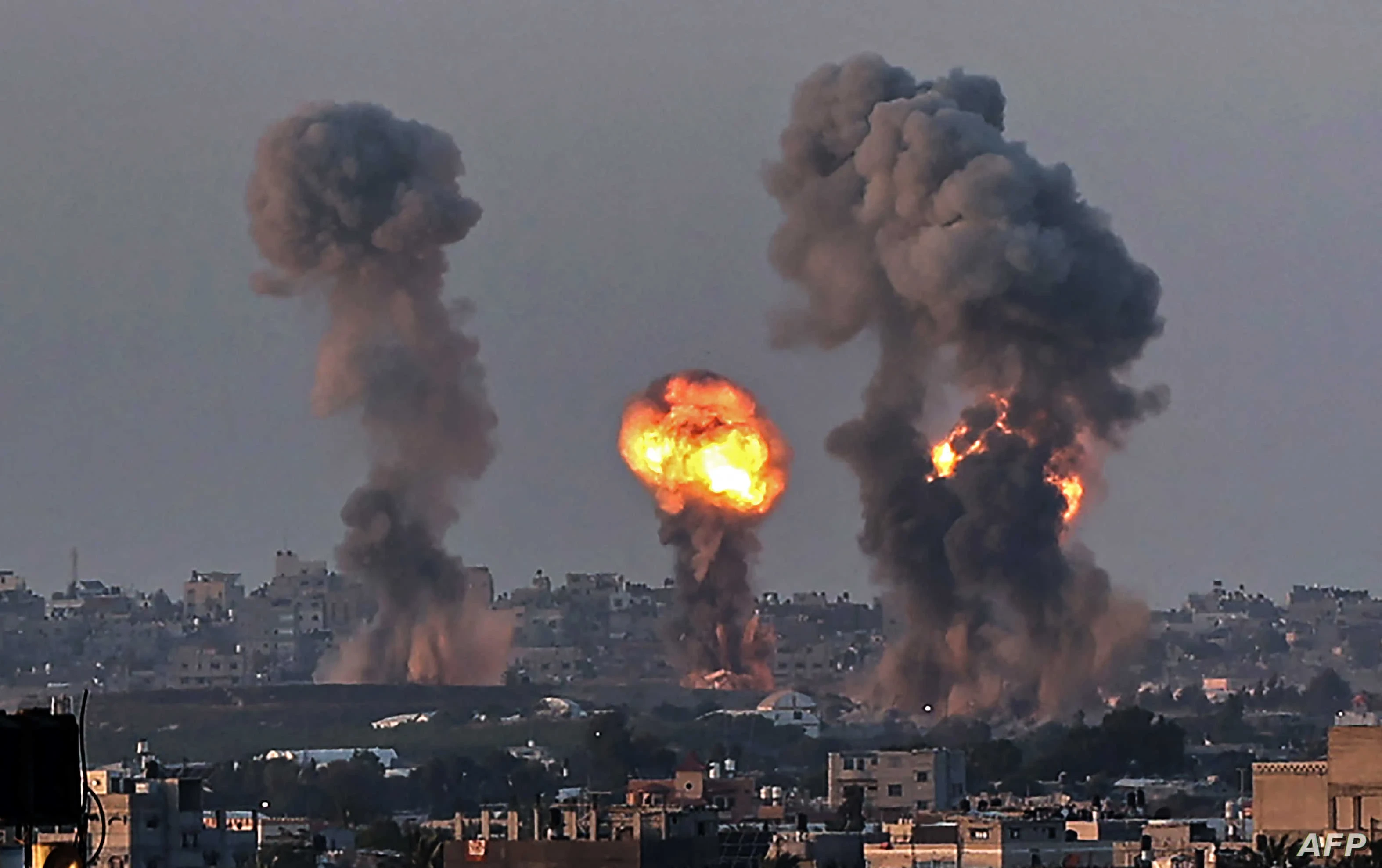 إسرائيل تقصف مواقعاً للفصائل الفلسطينية في محيط قطاع غزة ومصر تدخل على خط الاشتباك