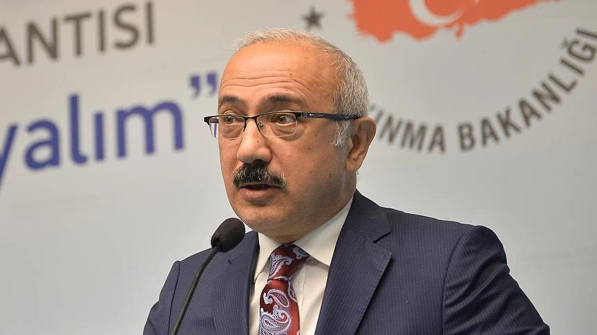 وزير المالية التركي يعلّق على تقلبات الليرة التركية وانخفاض قيمتها