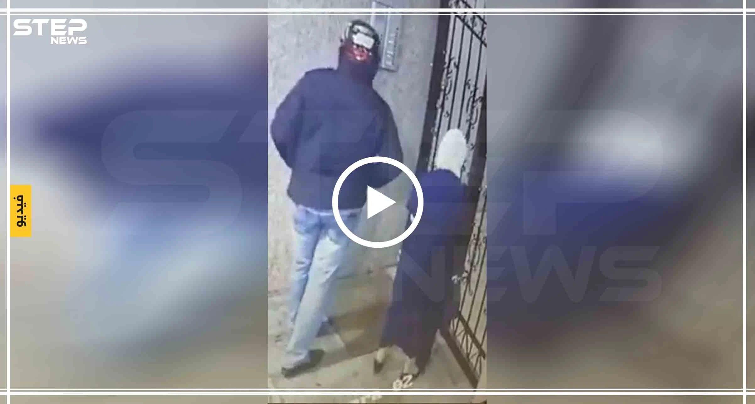 بالفيديو || لص يحاول سرقة امرأة "بالقوة" أمام باب منزلها في بيروت