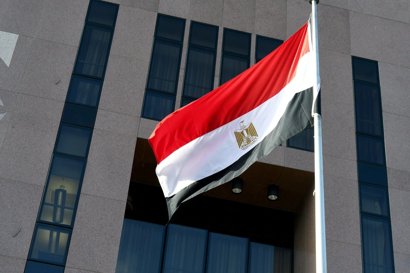 الخارجية المصرية تتحدث عن مصابين بهجوم أبوظبي وتكشف حالتهما الصحية