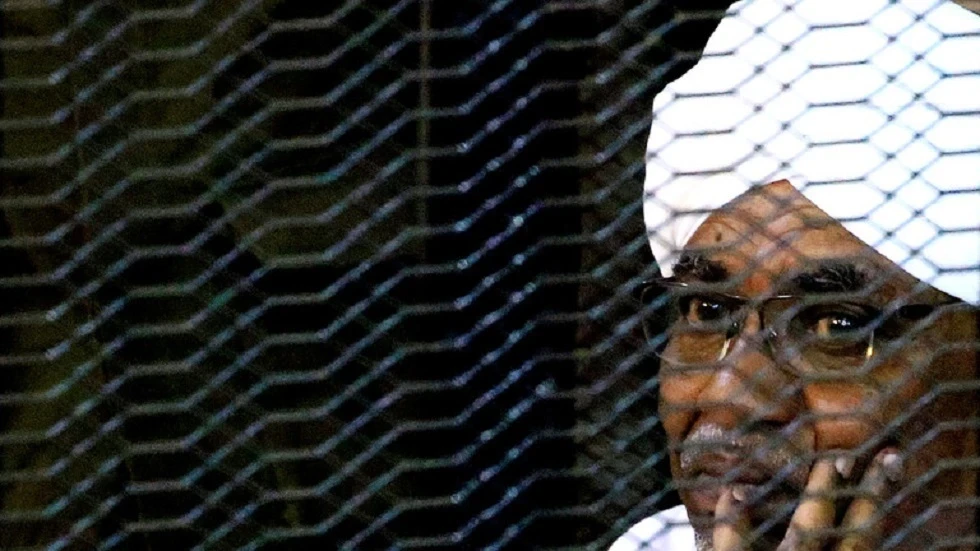 أول رئيس عربي يحاكم بجرائم حرب في لاهاي .. السودان يقرر تسليم الرئيس البشير للجنائية الدولية