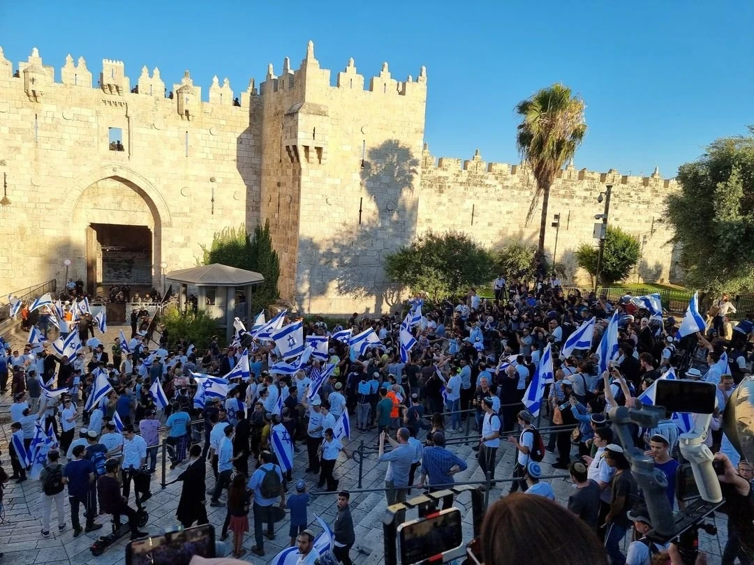 شتائم للرسول "محمد" بألفاظ نابية خلال مسيرة الأعلام الإسرائيلية في مدينة القدس وحدّة التوترات ترتفع (فيديو)