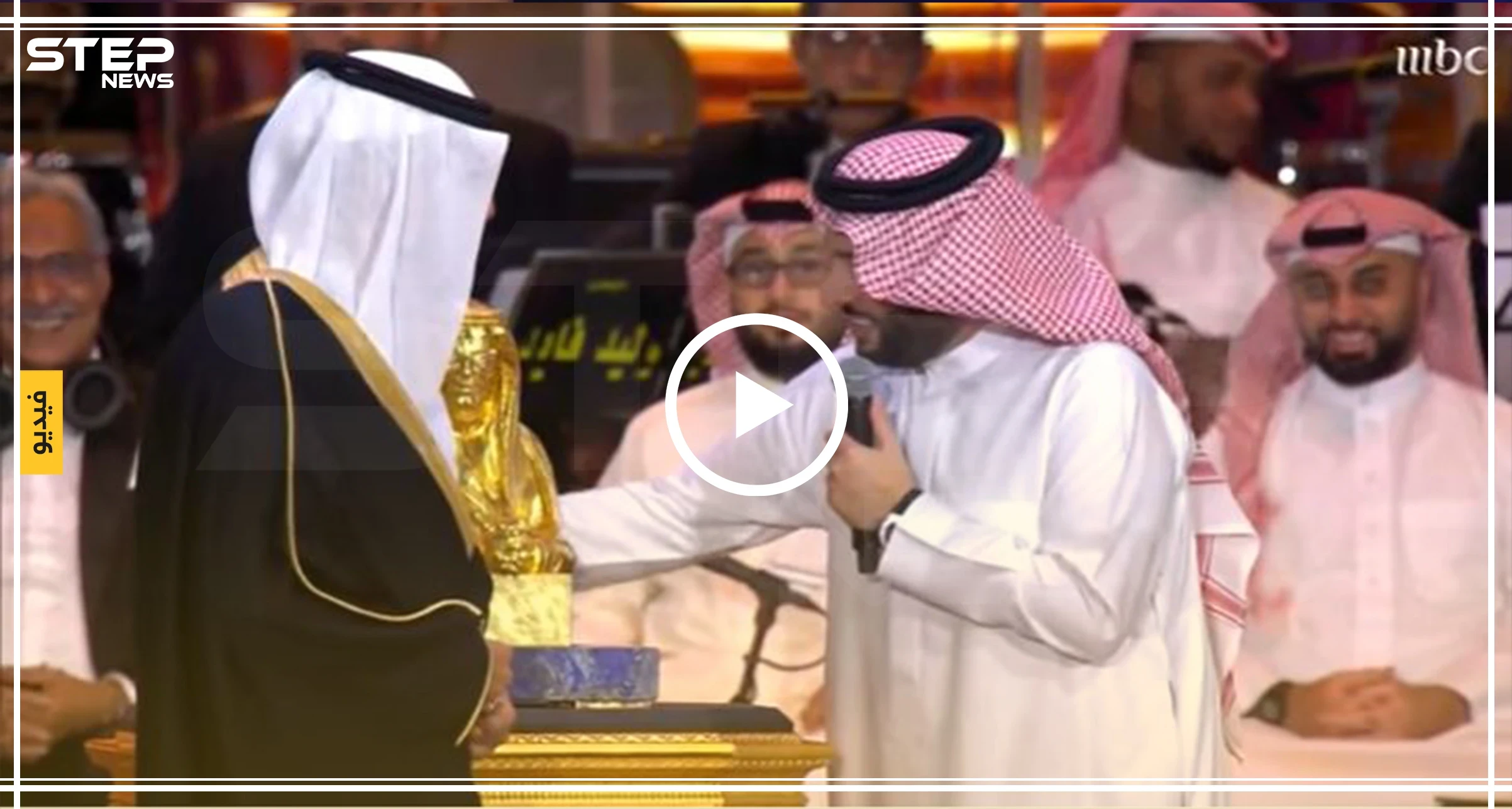 فيديو || تركي آل الشيخ يهدي أميرًا سعوديًا تمثالًا من الذهب الخالص.. وهذه قيمته