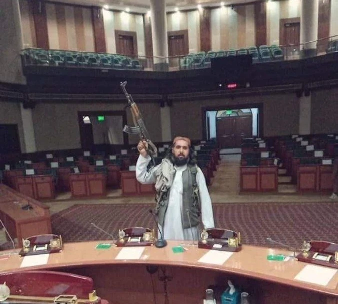 بالفيديو|| طالبان تدخل مقر البرلمان الأفغاني وواشنطن تبدي استغرابها وتتحدث عن خطة لتأمين مطار كابل