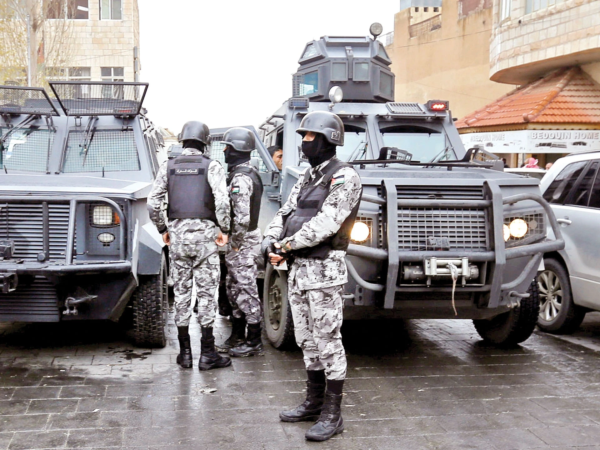 السلطات الأردنية تعتقل أشخاص مقربين من دائرة الملك ومصدر أمني يوضّح