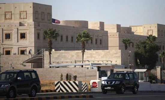 السفارة الأمريكية بالأردن تتوعّد التجار بـ "عقوبات ولوائح سوداء" بحال تعاملوا مع الأسد مجددًا