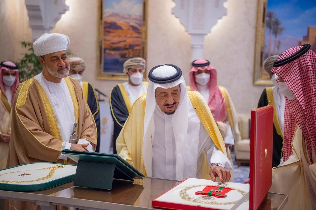 بالفيديو|| توقيع مذكرة تفاهم سعودية عُمانية بالرياض.. والملك سلمان يمنح السلطان هيثم قلادة الملك عبدالعزيز