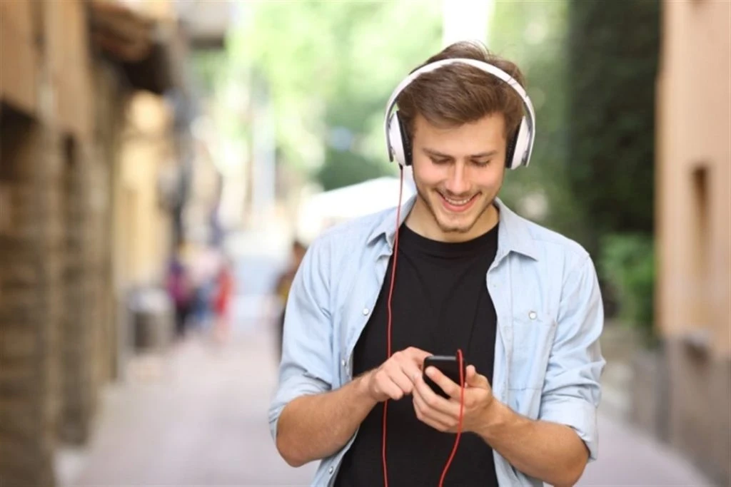 منظمة الصحة العالمية تُحذّر من سماعات الأذن، تعرّف على مخاطرها