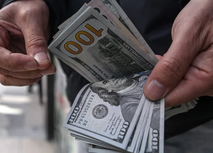 دولار السوق السوداء يواصل تحليقه ويسجل مستوى قياسياً