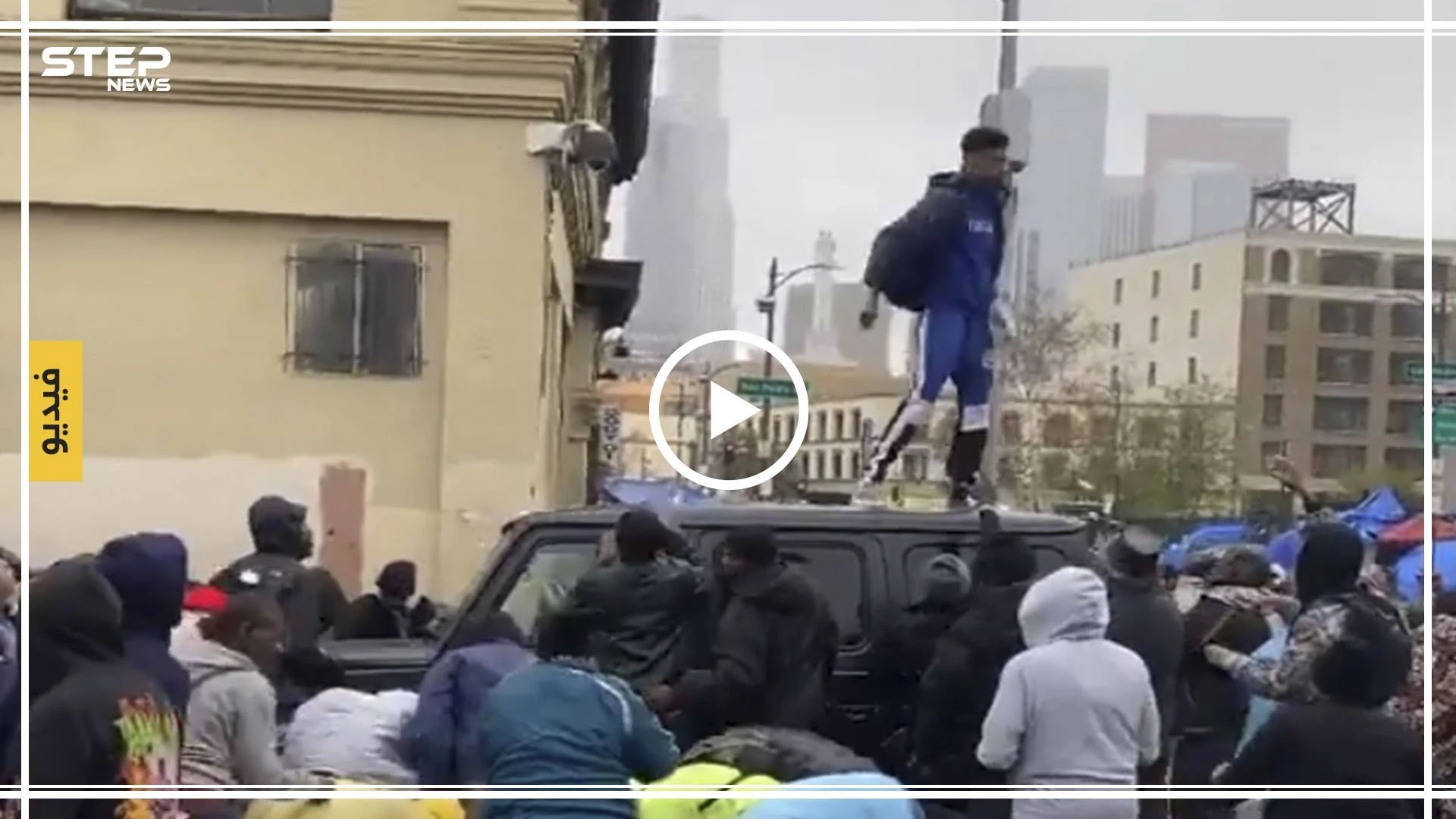 بالفيديو|| مطرب شهير يوزع كميات ضخمة من الأموال على الفقراء بطريقة جنونية