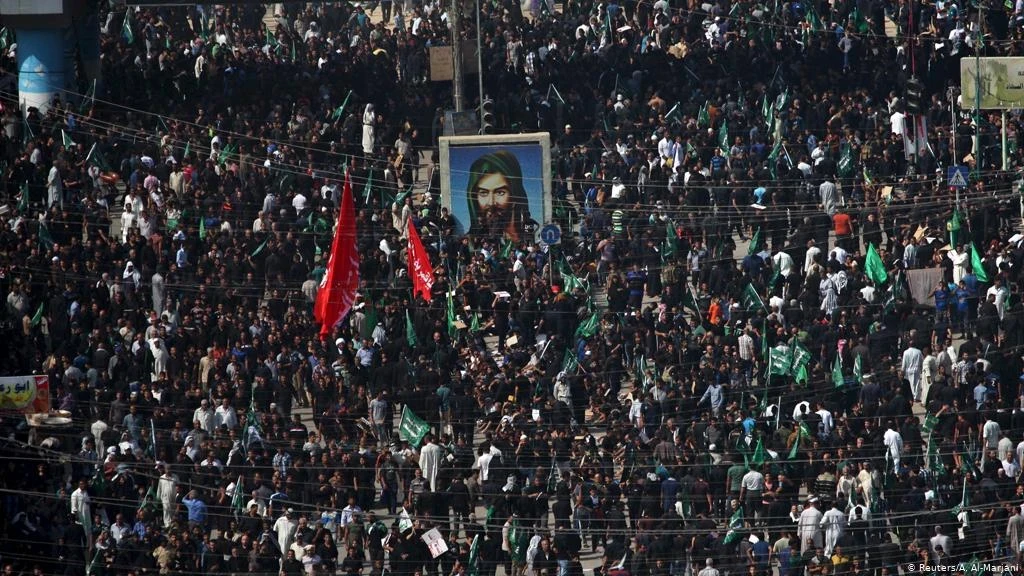 بالفيديو||إيرانيون يحاولون اقتحام معبر حدودي مع العراق.. الحشد الشعبي يؤمن لهم الطريق والحكومة تتحرك