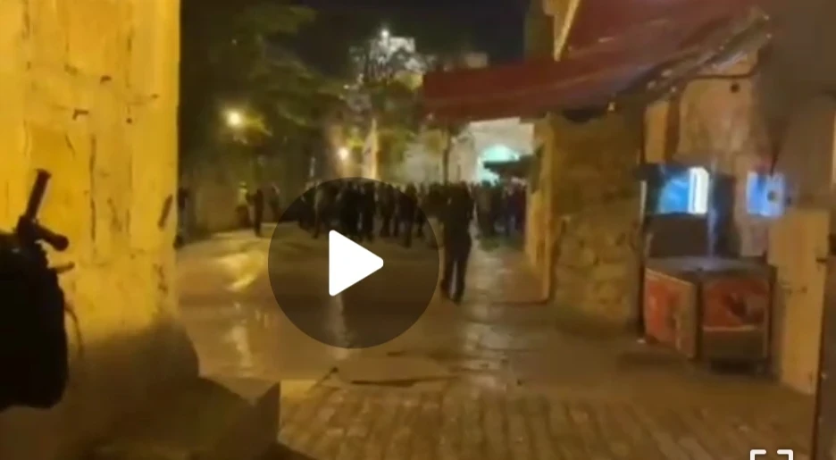 بالفيديو|| في حركةٍ مستفزة.. عشرات المستوطنين يرقصون أمام أحد أبواب المسجد الأقصى