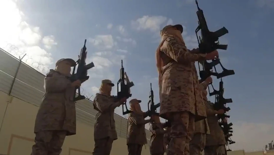 لأوّل مرّة.. الدفاع السعودية تنشر فيديو لتخرج دفعة نسائية بالجيش