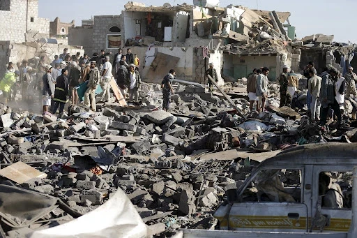 سقوط صاروخ باليستي بالخطأ على منطقة تحت سيطرة الحوثيين توقع مجزرة بين المدنيين