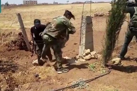بالفيديو|| مقاتل من قوات النظام السوري ينشق مسلماً نفسه لمقاتلي درعا ويستهدف زملائه بالرصاص