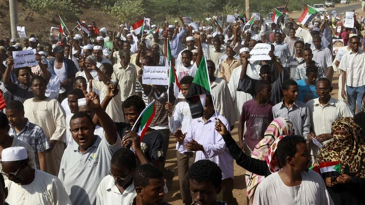 الحكومة السودانية تصف المتظاهرين بـ "المندسين" والجيش يُعلن مساندتها