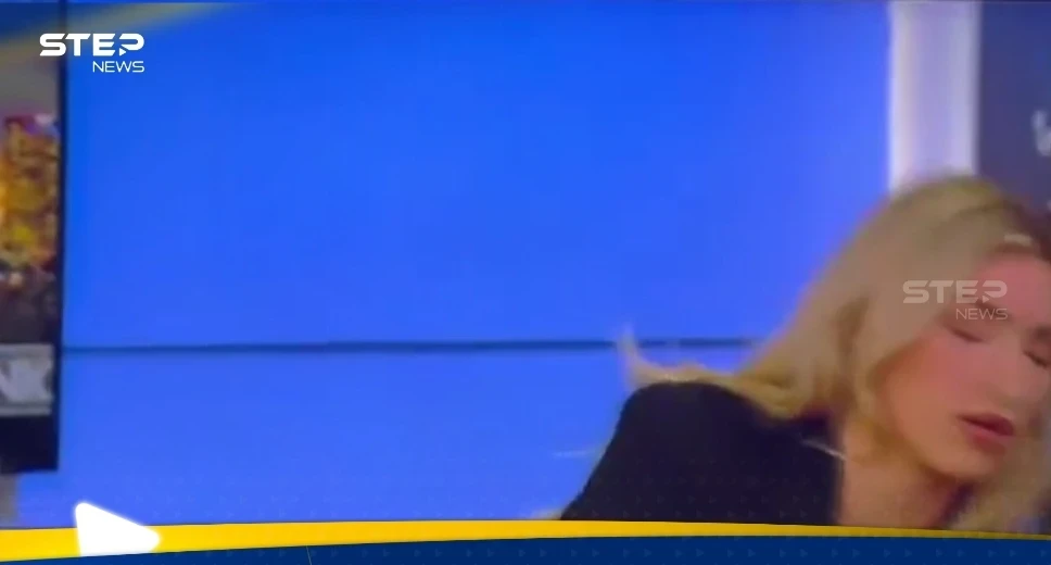 بالفيديو|| محللة سياسية تفقد وعيها على الهواء مباشرة.. وردة فعل المذيع تثير تفاعلا