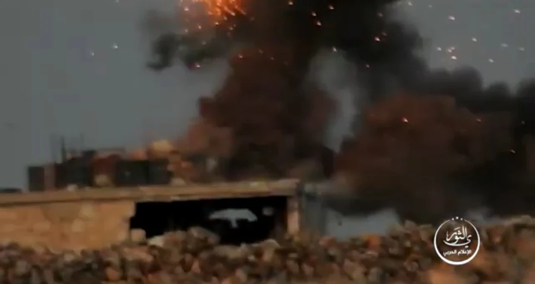 بالفيديو||الجبهة الوطنية تدمر موقعاً عسكرياً للنظام السوري جنوبي إدلب.. ومقتل عنصر للأخير قنصاً