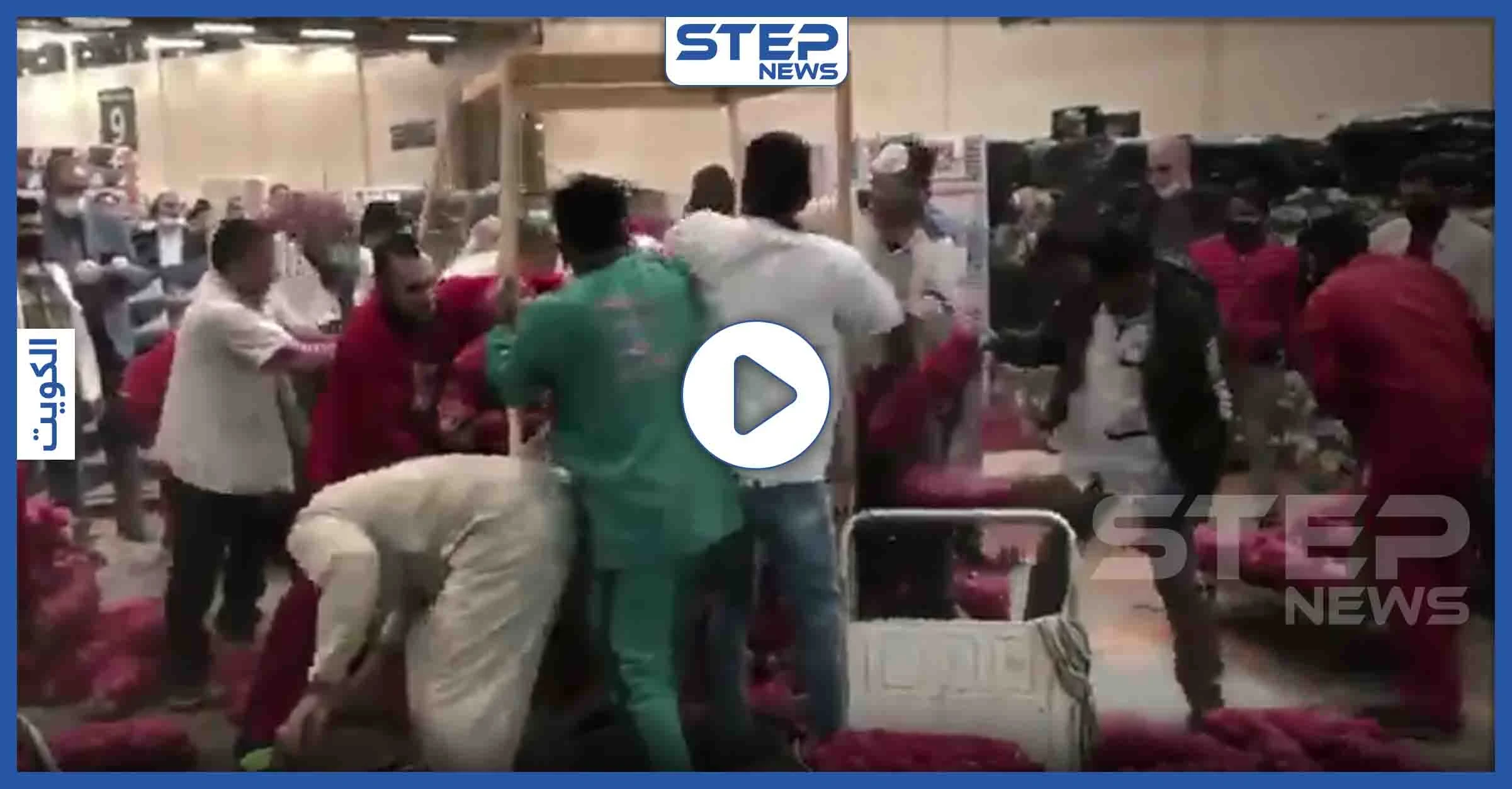 بعد تحذيرات من مجاعة.. شاهد كيف تدافع الكويتيون على عربة بصل داخل سوق تجاري (فيديو)