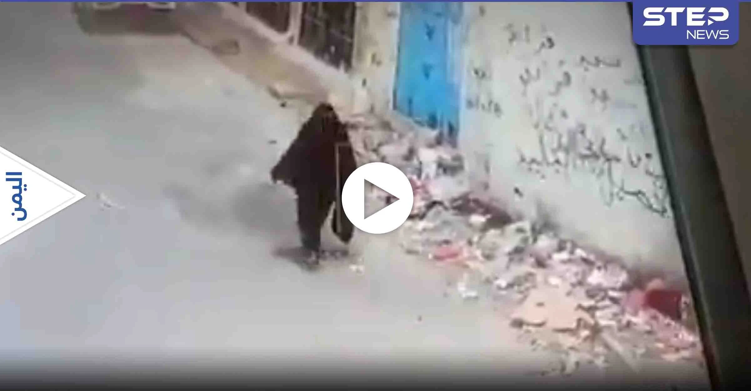 شاهد بالفيديو|| شابان يعتديان بالضرب على والدتهما المسنة ومصادر تكشف تفاصيل الحادثة