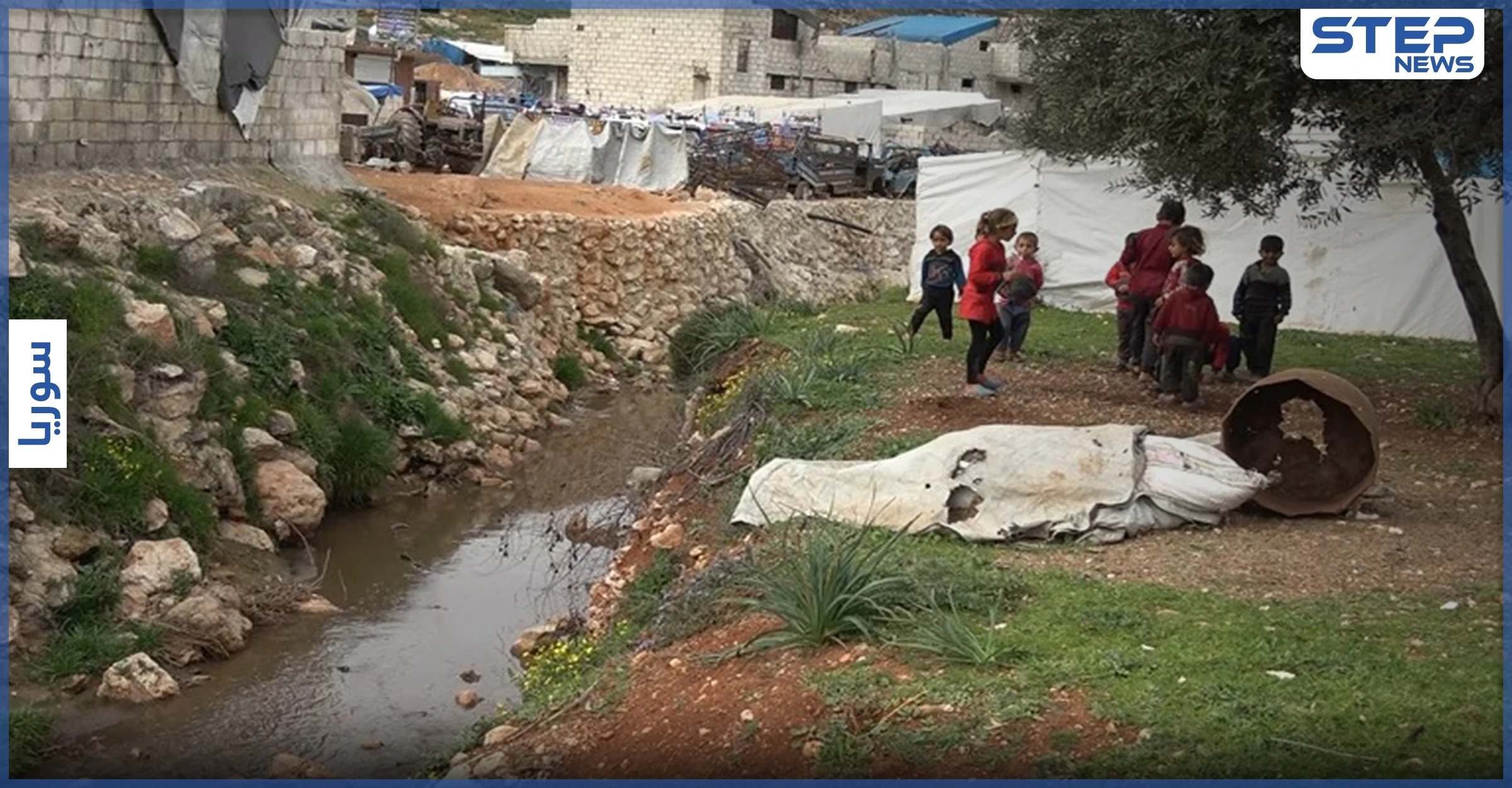 خيام غارقة بمياه الصرف الصحي.. نازحون يشكون سوء الخدمات شمال إدلب