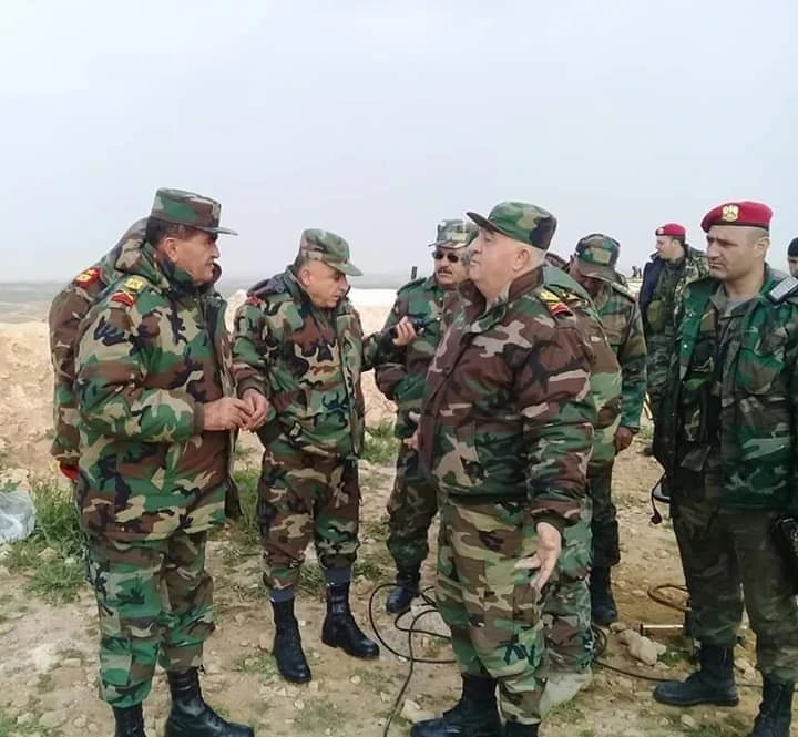 الروس يُكرّمون أحد ضباط الأسد الذي سهّل دخولهم إلى تدمر