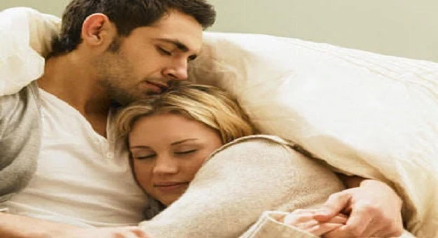 فوائد الحضن.. دراسة تنصح بالحضن للحصول على نوم هادئ وتشرح السبب
