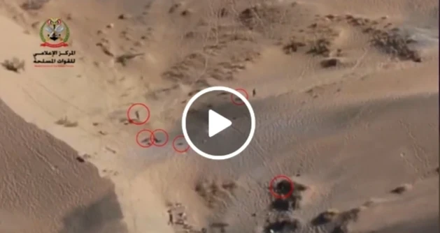 بالفيديو|| لحظة تطاير ٲشـلاء عناصر من ميليشيا الحوثي خلال استهدافٍ مدفعي للجيش اليمني جنوب مأرب