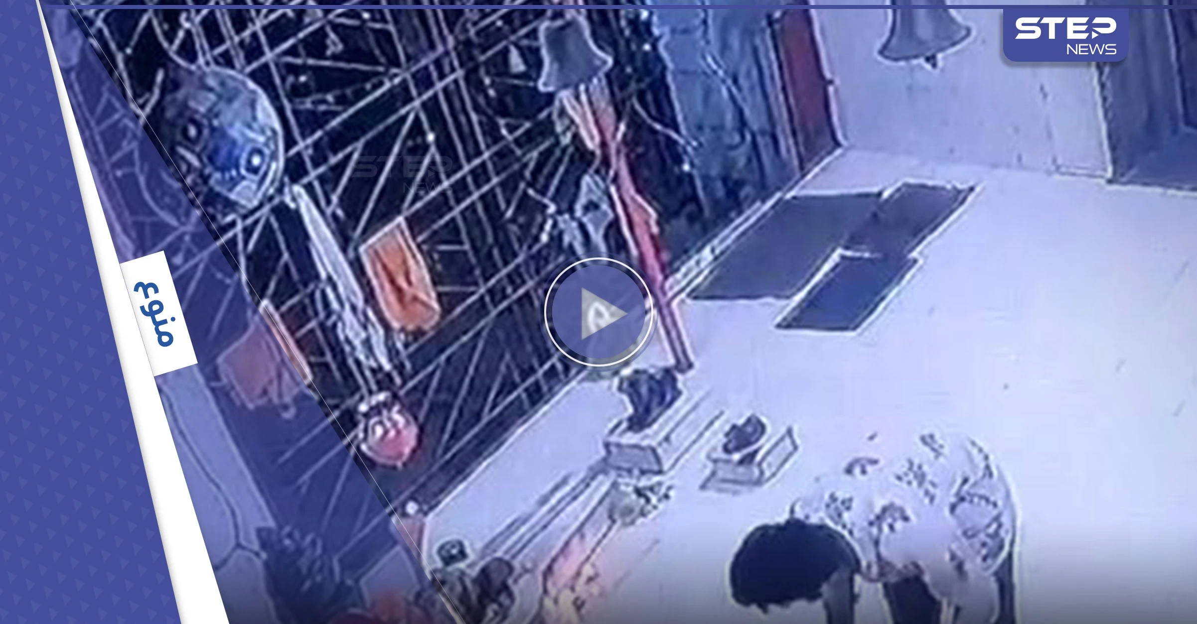بالفيديو|| في حادثة طريفة.. لص يسرق صندوق التبرعات ويهرب به بعد تأديته الصلاة وكاميرا المراقبة تكشفه