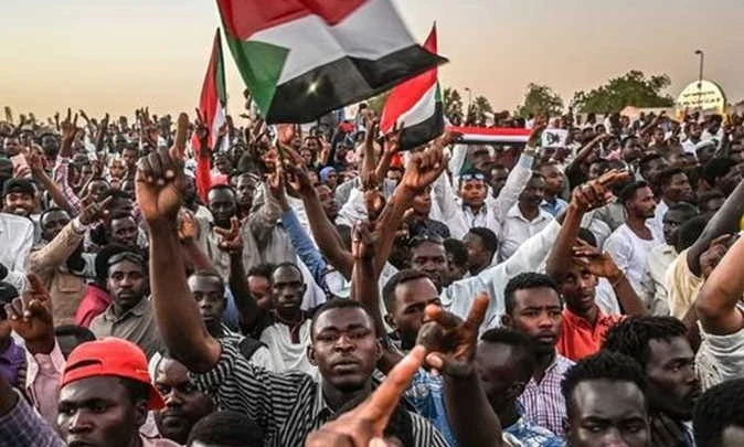 مظاهرات قرب القصر الجمهوري في الخرطوم والأمن يفرقها بالغاز المسيل للدموع